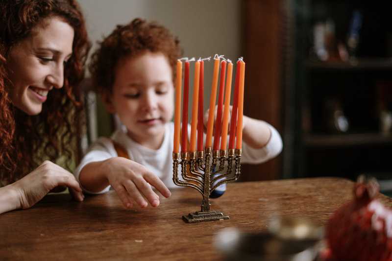 Воспитание еврейских детей: с 8 лет они понимают, как вкладывать деньги в банки