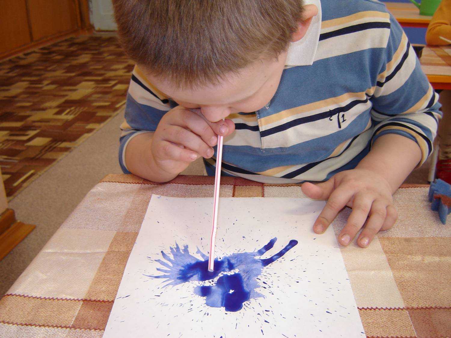 Поставил кляксу. Нетрадиционная техника рисования. Нестандартное рисование. Нестандартное рисование с детьми. Нестандартные техники рисования для детей.