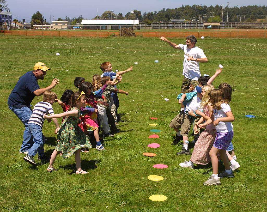 Подвижные летние игры в лагере при школе для младших школьников на улице
