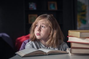 Тень в доме: как родительский алкоголизм определяет судьбу ребенка и где искать помощь