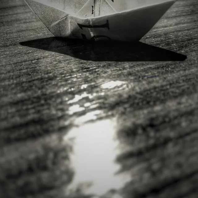 Бумажный кораблик читать. Бумажный кораблик. Бумажный кораблик картинка для детей. Бумажный кораблик на закате. Натюрморт с бумажным корабликом.