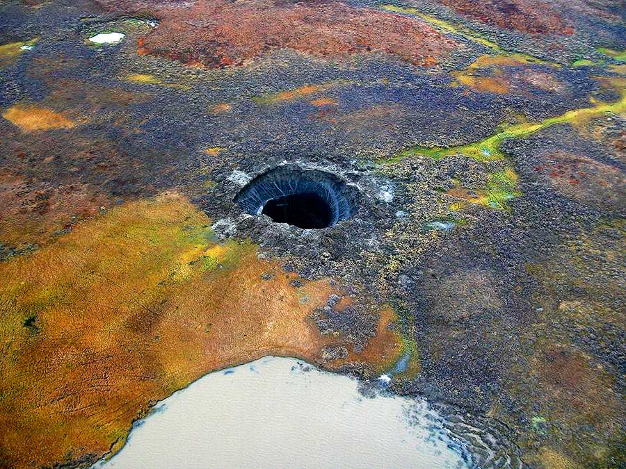 Глубокая воронка. Карстовая воронка на Ямале. Кратеры на Ямале. Ямальский кратер (Ямальская воронка). Дыра в земле на Ямале.