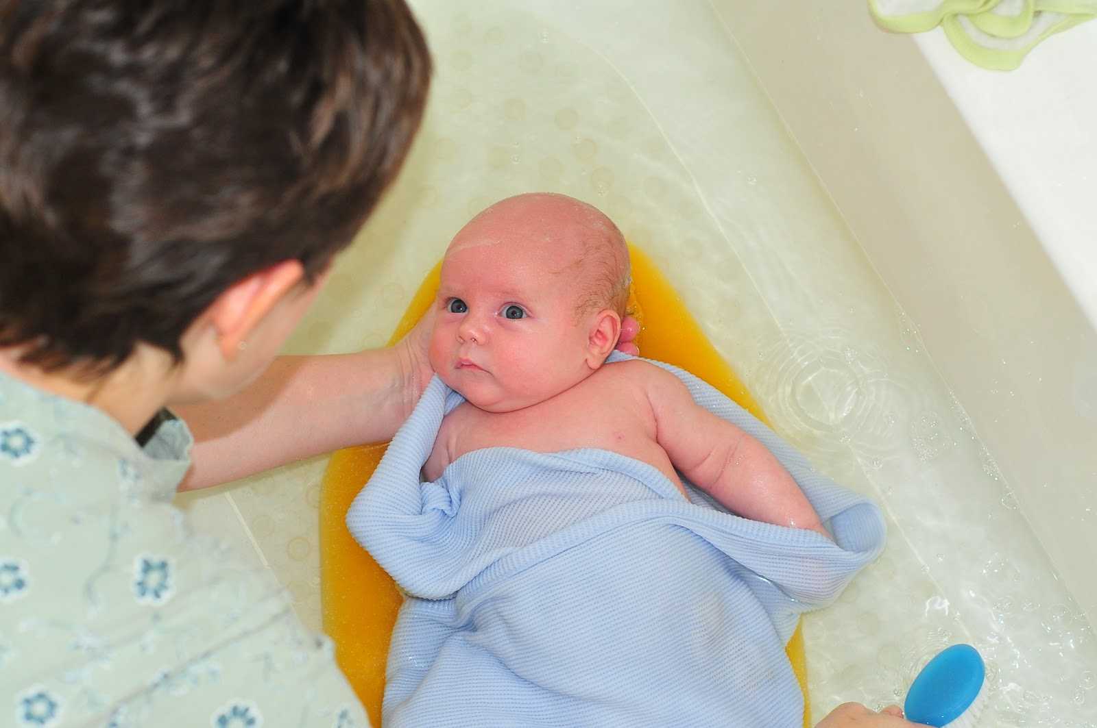 Как правильно первый раз купать новорожденного в ванночке с горкой